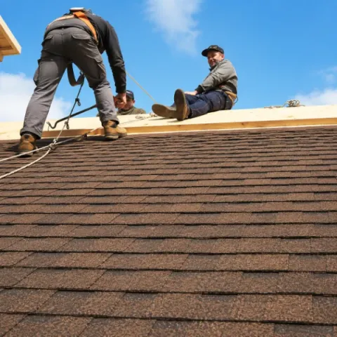 Artisan couvreur Blasimon réalisant la pose d'une toiture en tuiles