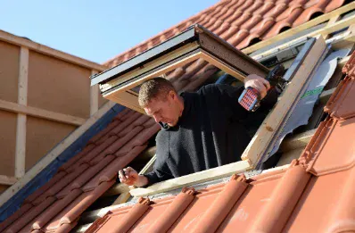 Pose de fenêtre de toit et velux par un couvreur à Blasimon